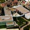 Blick auf das Therapiezentrum in Burgau, vorne, die Hauptschule, rechts oben, die Hauptschule.