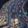 In endloser Schlange reihen sich die Autos der Pendler mehrspurig auf einem Highway in den USA.