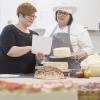 In der Zuckerbäckerei: die Schwestern Michaela (links) und Maria Storhas.