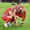  Ermedin Demirovic (links) und Mergim Berisha in der heimischen WWK-Arena. In Freiburg fand die Fans diese einstudierte Geste nicht so lustig.  