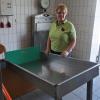 Renate Hutter, Vorsitzende des Vereins für Gartenbau und Landespflege, wartet auf die Anlieferung von Obst in der Großaitinger Mosterei. 	
