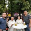 Der neue Biergarten gefällt (von links) dem Geschäftsführer der Kloster Wettenhausen Enwicklungs gGmbH,  Hubert Hafner, Priorin Schwester Amanda, Schwester Angelika und Biergarten-Betreiber Joachim Jaitner. 