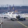 Am Frankfurter Flughafen parken zahlreiche Lufthansa-Maschinen, die wegen der Flugausfälle in der Coronavirus-Krise nicht gebraucht werden. 