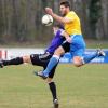 Große Sprünge macht weiterhin der SV Holzkirchen, hier Matthias Gröger (im gelben Trikot) im Zweikampf mit Wemdings Thomas Reicherzer.  
