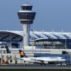 Ein Passagier hat an Bord einer Lufthansa-Maschine eine Stewardess bedroht. Das Flugzeug kehrte wieder um, um in München zu landen. Symbolbild