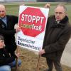 Doris Kreitner, Martin Mayr und Gerhard Ringler (von links) protestieren gegen den „Landfraß“.