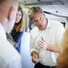 Wirtschaftsminister Robert Habeck spricht auf dem Flug nach Kanada mit Journalisten – ohne Mundschutz.