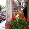 Weinhof, 12 Uhr mittags: Ulms Oberbürgermeister Gunter Czisch erneuert nach seiner knapp einstündigen Rede zum Klang der Schwörglocke den Schwur, Reiche und Arme in der Stadt gleich zu behandeln.  	