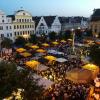 Mit rund 1600 Plätzen ist der Karlsplatz die größte Zehrstätte auf dem Schloßfest. Am Samstag war auch dort alles rappelvoll.