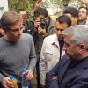 Philipp Enderle zeigt dem iranischen Energieminister Reza Ardakanian Flaschen mit Wasser vor und nach der Aufbereitung.  	