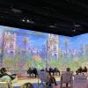 Das Herzstück der immersiven Ausstellung "Monets Garten" in der ehemaligen Reithalle in München ist eine 45-minütige audiovisuelle Show über das Leben und die Werke des französischen Malers Claude Monet.