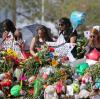 In Parkland soll nach dem tödlichen Massaker an einer Schule am Mittwoch wieder der Unterricht beginnen. An der Schule erwartet Lehrer und Schüler ein Blumenmeer. 