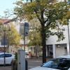 Blick in die Hauptstraße in Senden, deren Neukonzeption noch auf sich warten lässt. Die Eisdiele im Hintergrund hilft auch ohne Stadtumbau in Sachen Belebung. 