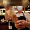 Vorsätzlich falsche Kontaktangaben beim Restaurant- oder Gaststättenbesuch sollen in Bayern künftig mit einem Bußgeld in Höhe von bis zu 250 Euro geahndet werden. 