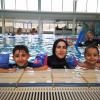 Ehsan Al-Amin und ihre Kinder genießen die Zeit im Lechtalbad in Kaufering. Möglich macht es ein Schwimmkurs für Migrantinnen. Im Hintergrund ist Schwimmlehrer Karsten Schubert mit einer weiteren Kursteilnehmerin zu sehen.