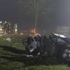 Schrecklicher Unfall: Auf der Staatsstraße südlich von Münster ist dieses Auto gegen einen Baum (im Hintergrund) gekracht. Zwei Jugendliche kamen ums Leben, eine dritte 16-Jährige erlitt schwerste Verletzungen.  
