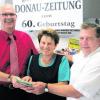 Kreisbäuerin Hannelore Schmid und Geschäftsführer Eugen Bayer übergaben an DZ-Redaktionsleiter Peter von Neubeck (links) 800 Euro. Foto: Gaugenrieder