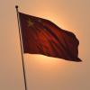 Die chinesische Flagge im Licht der aufgehenden Sonne. Foto: How Hwee Young dpa