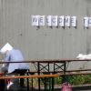 Willkommen in Augsburg: Helfer haben den Schriftzug am Notquartier in der Turnhalle am Alten Postweg angebracht.