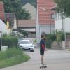Ein einsamer Skater auf einer einsamen Straße in Handzell. Der Sommerin Handzell lässt sich ruhig und unbeschwert an.