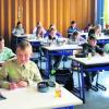 Der erste Schultag ist immer etwas Besonderes. Gespannt und ein bisschen nervös schreiben die Schüler der Klasse 5 a den Stundenplan auf, den ihnen ihr Lehrer Tobias Hubel diktiert. Fotos: Saskia Kerschbaum