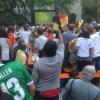Steht auf, wenn ihr für Deutschland seid: Die Fans im Riegele Biergarten bejubeln just in diesem Moment das 1:0 gegen die USA. Das freut auch den jungen Mann im grünen Trikot. Thomas Müller war der Torschütze.  
