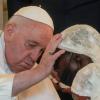 Papst Franziskus hat sich mit Opfern der Gewalt getroffen.