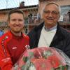 Stimmt die Bilanz, freut sich auch der Vorsitzende: Rudi Kaufmann überreicht Trainer „SDG“ Salvatore Di Gregorio (links) einen Blumenstrauß zum Titelgewinn.