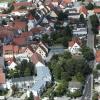 Ein Blick in den Spitalgarten zwischen Spital (links) und Martinstraße (rechts). Für das Grundstück wird ein städtebauliches Konzept entwickelt. Oben ist das Verwaltungsgebäude I am Tandlmarkt mit dem Eichenhain zu sehen. Das Rehmböck-Haus und das Verwaltungsgebäude II sind von Bäumen verdeckt. 