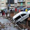 Ein Auto, das die Flut mitgerissen hatte, ist an einer Mauer hängengeblieben. Foto: Alessandro di Marco. dpa