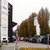 Auch am Montag stauten sich wieder die Fahrzeuge vor dem Corona-Testzentrum des Landkreises in Hirblingen. Allein von Sonntag auf Montag wurden im Landkreis 264 neue Ansteckungsfälle ans RKI gemeldet.