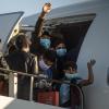 Minderjährige Flüchtlinge von griechischen Inseln steigen am Athener Flughafen in ein Flugzeug Richtung Deutschland.