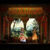 Sehr exotisch ist die „Zauberflöten“-Kulisse des Papiertheaters „Multum in parvo“.  	