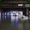 Einsatzkräfte der Feuerwehr können nur noch mit einem Schlauchboot zu den Autos in einer überschwemmten Unterführung in Nürnberg gelangen.