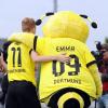Marco Reus und das Maskottchen Emma von  Borussia Dortmund: Der Ex-Gladbacher war mit einer Ablöse von 17,1 Milliionen Euro der bislang teuerte Einkauf in der Bundesliga.