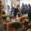 Einiges los war beim „Herbstzauber“ im Koarastadel am Stand von Claudia Bösch. Dort kaufte die Dischingerin Veronika Venus (links) ein. 