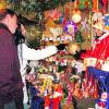 Auf dem Markt gab es eine große Auswahl von Artikeln zur Advents- und Weihnachtszeit (Bild links). Auch der Nikolaus und sein freundlicher Krampus kamen mit kleinen Geschenken (Bild rechts). Fotos: Ingeborg Anderson