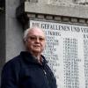 Zeilen der Hoffnung zum Gedenken an die OpferJosef Jungbauer aus Kutzenhausen ist der Vorsitzende des Veteranen- und Soldatenkameradschaftsvereins und hat ein Gedicht zum Volkstrauertag geschrieben. Das Bild zeigt ihn am Kriegerdenkmal auf dem örtlichen Friedhof. 	 	