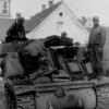 Das Kriegsende in Krumbach: Am 27. April 1945 marschierten US-Truppen ein, im Bild gepanzerte Fahrzeuge in der Karl-Mantel-Straße.  	