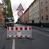 Die Schilder für die Sperrung der Schertlinstraße stehen schon.