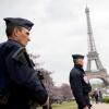 Eine Wahl im Ausnahmezustand: Schwer bewaffnete Polizisten patroullieren am Samstag vor dem Eiffelturm in Paris. 
