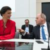 Gregor Gysi und Sahra Wagenknecht  unterhalten sich bei einer  Fraktionssitzung im Oktober 2015.