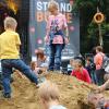 Viel zu tun gab es am großen Sandberg mitten auf dem Platz vor der Strandbühne. Mit den bereitgestellten Schaufeln, Eimern und Förmchen machten sich die Kinder an die Arbeit. 	