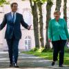 So tänzeln sie dahin: Kanzlerin Angela Merkel und Ministerpräsident Markus Söder im Juli 2020 ganz vertraut auf Schloss Herrenchiemsee.  	

