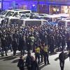 Polizisten umringten an Silvester 2016 vor dem Hauptbahnhof in Köln eine Gruppe südländisch aussehender Männer.
