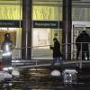 Polizisten und Feuerwehrleute stehen in St. Petersburg vor dem Eingang des Einkaufszentrums, in dem die Bombe explodierte.