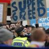 Super Greed („Super Gier“) statt Super League: In England waren in den vergangenen Tagen Fans auf die Straße gegangen, um gegen die Elite-Liga zu protestieren.	