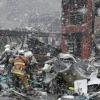 Ein Wintereinbruch macht den Rettern in Japan das Leben schwer.