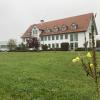 Auf dieser Wiese nahe der Grundschule könnte schon bald ein Spielplatz entstehen. Die finanziellen Mittel dafür hat der Gemeinderat Kammlach nun erhöht.