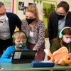 Die bayerische Digitalministerin Judith Gerlach stellte am Montag an der Grundschule Scheppach die App "Wo ist Goldi?" vor.